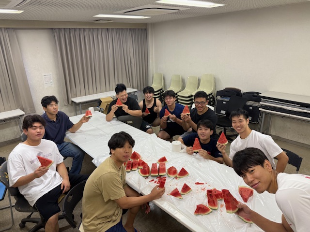 大玉スイカに食らいつく東京農大柔道部のみなさん！